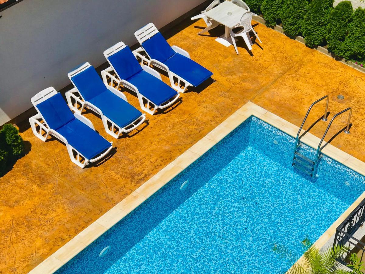 Apartment Raya Обзор Екстер'єр фото