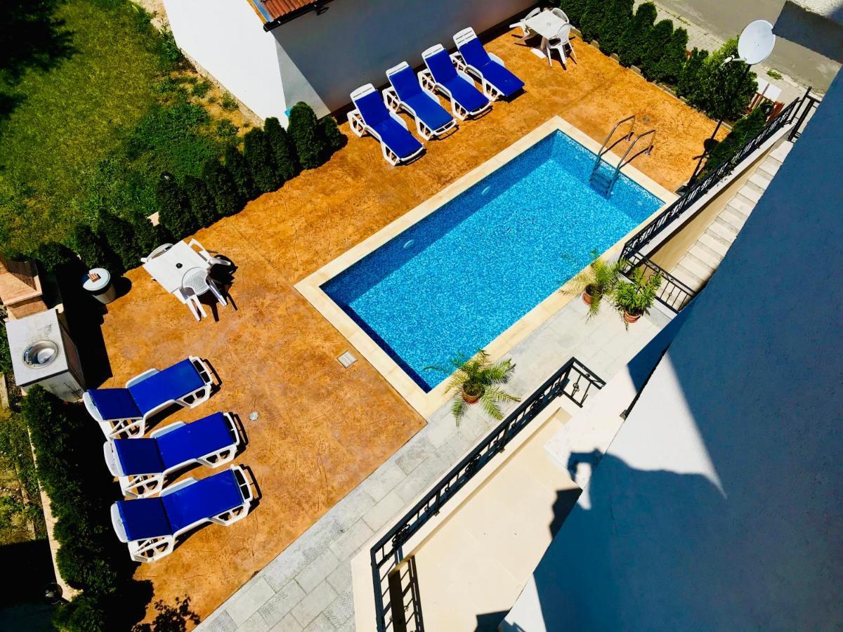 Apartment Raya Обзор Екстер'єр фото