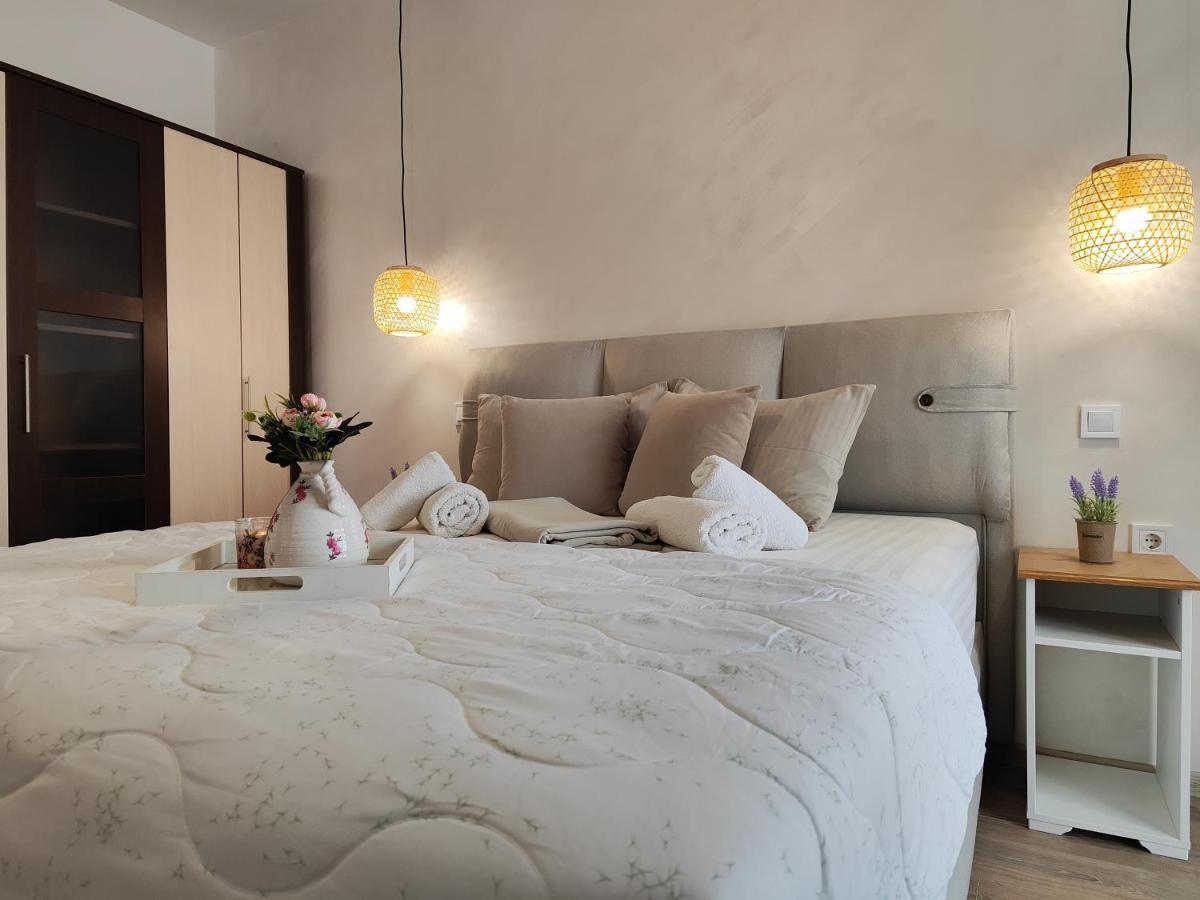 Apartment Raya Обзор Екстер'єр фото